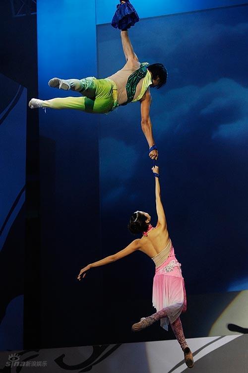 今晚澳门9点35分开奖实用性解读和杂技演员表演中摔落与杂技演员表演中摔落的是谁