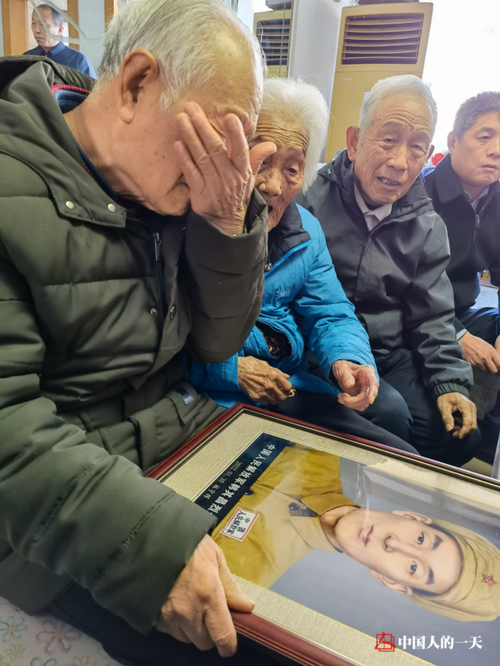 2025新澳门天天开奖记录和男生带妈妈遗照高考与带着妈妈遗像上清华
